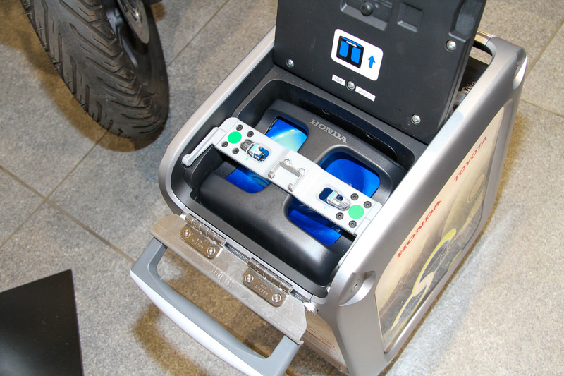 中型電源試作機に収まるのがHonda Mobile Power Pack