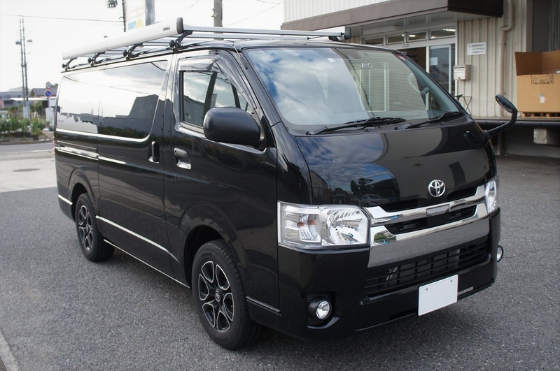 トヨタ・ハイエース・ロング標準ルーフ（2004年8月～）、最大積載重量60kg（キャリア重量除く）、外寸2825×1500mm（縦×横）、製品重量26kg