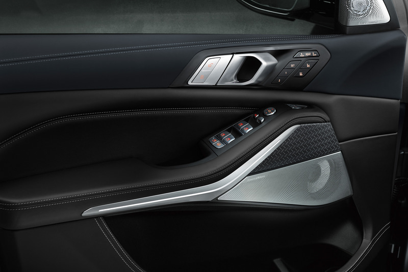 BMW「X7 エディション・ダーク・シャドウ」のインテリア
