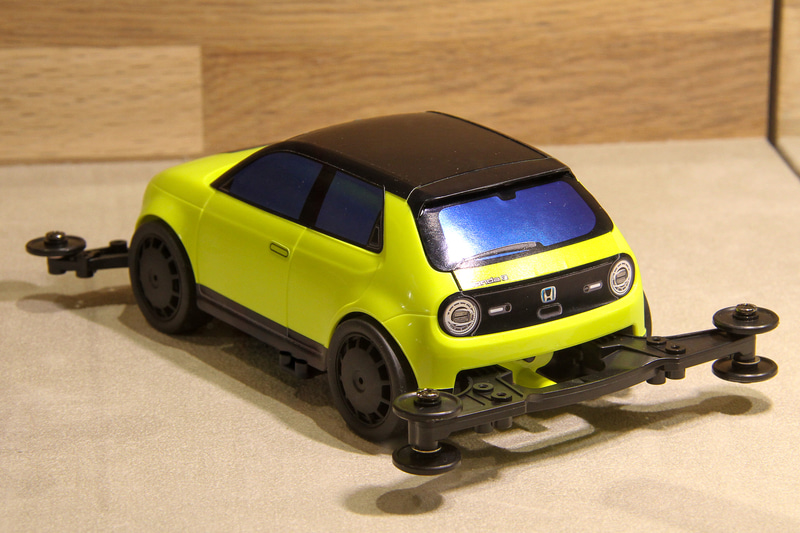 東京 青山にあるホンダ本社ビル1階のショールーム「Honda ウエルカムプラザ青山」に展示されていたレーサーミニ四駆シリーズ 1/32 スケール ホンダ「Honda e」