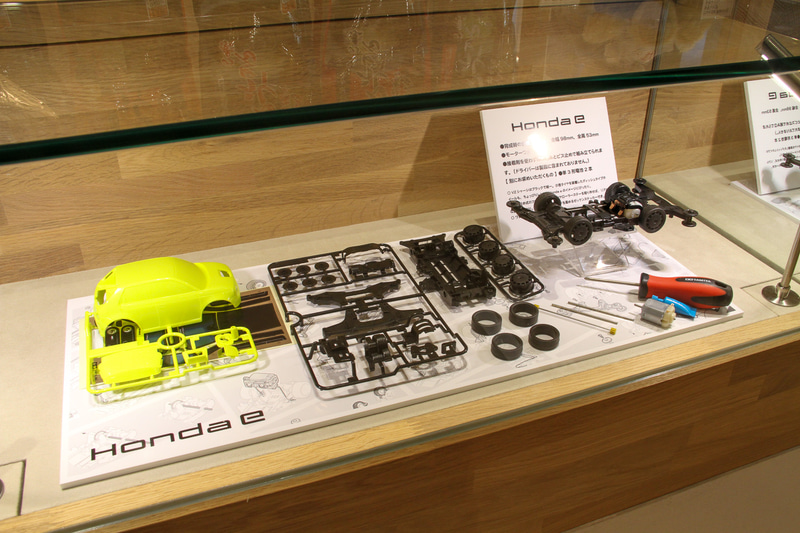 東京 青山にあるホンダ本社ビル1階のショールーム「Honda ウエルカムプラザ青山」に展示されていたレーサーミニ四駆シリーズ 1/32 スケール ホンダ「Honda e」