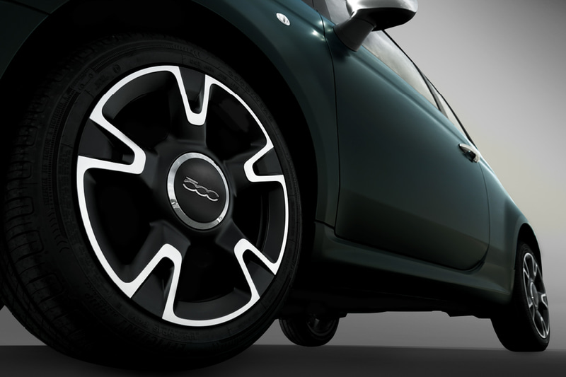 16インチの専用アルミホイール