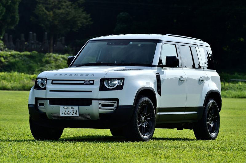 2019年9月のフランクフルトモーターショーで世界初公開され、日本では4月9日に受注を開始した新型「ディフェンダー」。オンロードで試乗したのは110の「ディフェンダー S」（663万円）で、ボディサイズは4945×1995×1970mm（全長×全幅×全高）、ホイールベースは3020mm。車両重量は2240kgとなっている