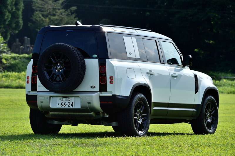 2019年9月のフランクフルトモーターショーで世界初公開され、日本では4月9日に受注を開始した新型「ディフェンダー」。オンロードで試乗したのは110の「ディフェンダー S」（663万円）で、ボディサイズは4945×1995×1970mm（全長×全幅×全高）、ホイールベースは3020mm。車両重量は2240kgとなっている