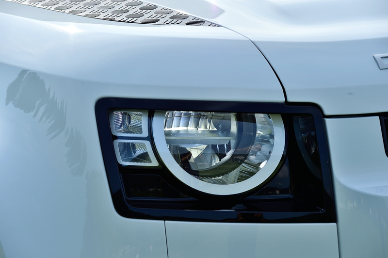 新型ディフェンダーは、従来のラダーフレーム構造から軽量アルミニウムのモノコック構造に変更。全く新しいアーキテクチャー「D7x」により、従来比3倍のねじり剛性を確保するとともに、軽量化も実現。“ランドローバー史上最も頑丈なボディ構造”とのこと