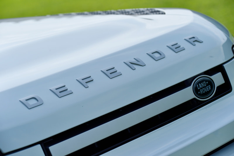 新型ディフェンダーは、従来のラダーフレーム構造から軽量アルミニウムのモノコック構造に変更。全く新しいアーキテクチャー「D7x」により、従来比3倍のねじり剛性を確保するとともに、軽量化も実現。“ランドローバー史上最も頑丈なボディ構造”とのこと