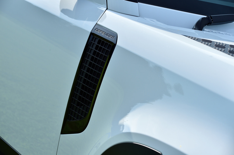 新型ディフェンダーは、従来のラダーフレーム構造から軽量アルミニウムのモノコック構造に変更。全く新しいアーキテクチャー「D7x」により、従来比3倍のねじり剛性を確保するとともに、軽量化も実現。“ランドローバー史上最も頑丈なボディ構造”とのこと