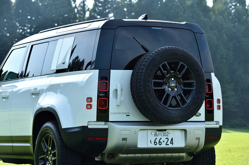 新型ディフェンダーは、従来のラダーフレーム構造から軽量アルミニウムのモノコック構造に変更。全く新しいアーキテクチャー「D7x」により、従来比3倍のねじり剛性を確保するとともに、軽量化も実現。“ランドローバー史上最も頑丈なボディ構造”とのこと