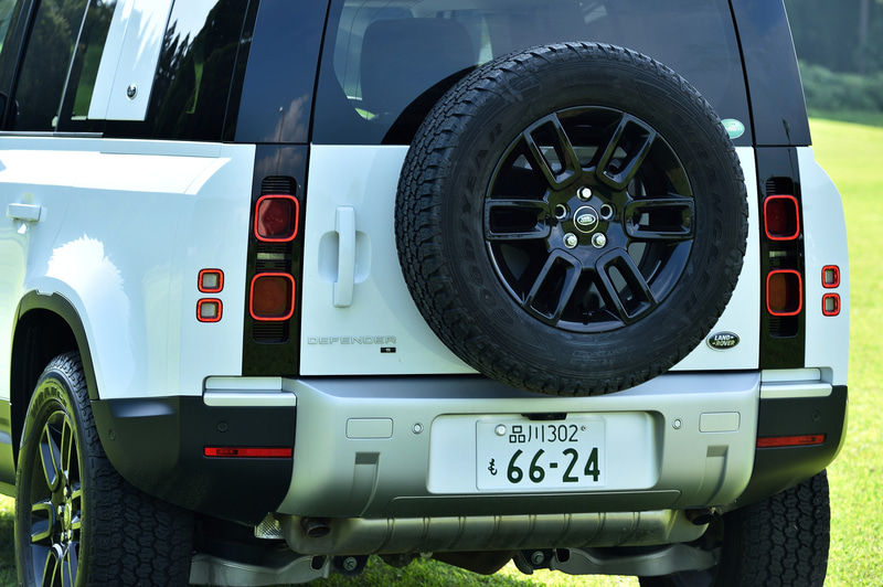 新型ディフェンダーは、従来のラダーフレーム構造から軽量アルミニウムのモノコック構造に変更。全く新しいアーキテクチャー「D7x」により、従来比3倍のねじり剛性を確保するとともに、軽量化も実現。“ランドローバー史上最も頑丈なボディ構造”とのこと