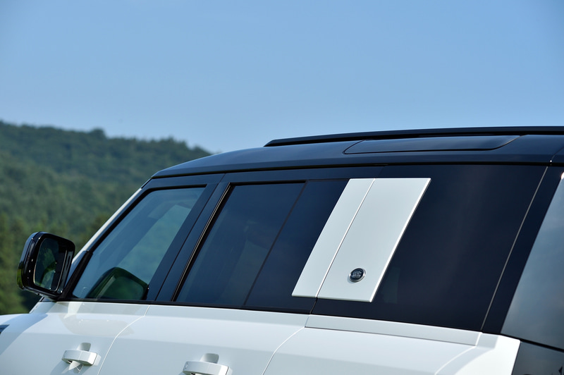 新型ディフェンダーは、従来のラダーフレーム構造から軽量アルミニウムのモノコック構造に変更。全く新しいアーキテクチャー「D7x」により、従来比3倍のねじり剛性を確保するとともに、軽量化も実現。“ランドローバー史上最も頑丈なボディ構造”とのこと