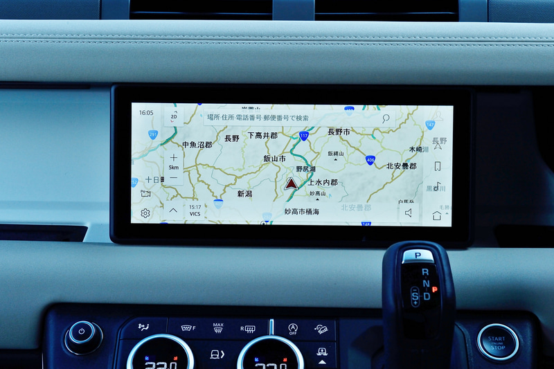 新型ディフェンダーの車内では、最新インフォテインメントシステム「Pivi Pro」をジャガー・ランドローバーとして初採用。音声操作も充実し、Pivi Proがインターネットに常時接続することで、多種多様なオンラインサービスを車内で楽しめる。また、AIがドライバーの好みのルートを学習することで、ドライバーに合わせたルート案内をすることも可能