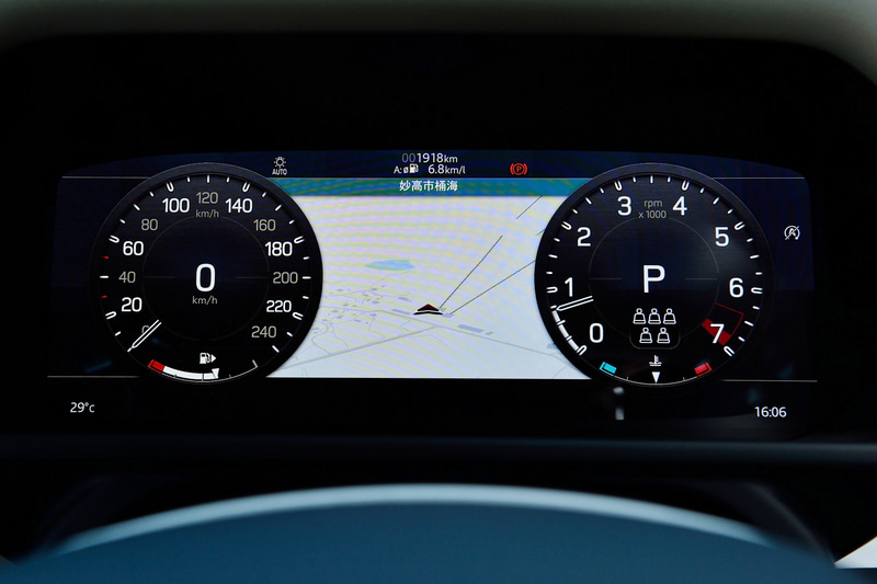 新型ディフェンダーの車内では、最新インフォテインメントシステム「Pivi Pro」をジャガー・ランドローバーとして初採用。音声操作も充実し、Pivi Proがインターネットに常時接続することで、多種多様なオンラインサービスを車内で楽しめる。また、AIがドライバーの好みのルートを学習することで、ドライバーに合わせたルート案内をすることも可能