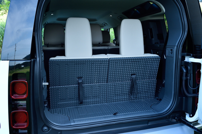 110では5人乗りと3列目を追加して5＋2シートを選択することが可能