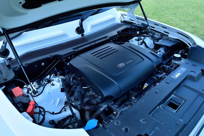 直列4気筒2.0リッター“INGENIUM”ガソリンエンジンは最高出力221kW（300PS）/5500rpm、最大トルク400Nm/1500-4000rpmを発生。WLTCモード燃費は8.3km/L。駆動方式はランドローバー伝統のフルタイム4輪駆動を採用。路面状況に応じて最適なサスペンション、トランスミッション、トラクションなどの車両設定を自動制御する「テレイン・レスポンス2」を採用する