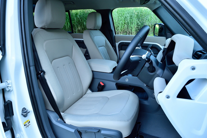 110では5人乗りと3列目を追加して5＋2シートを選択することが可能