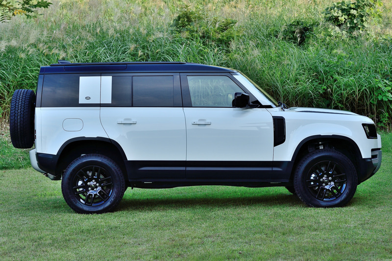 エアサスペンションの採用により、車高を標準高より－40mm～＋145mmの幅広い範囲で設定でき、スムーズな乗り降りをサポートするとともにオフロードでの走破性を向上。最大渡河水深は900mmを実現している。写真は左から右に向かって車高を下げていったところ