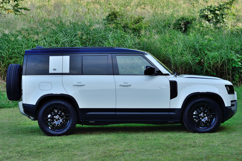 エアサスペンションの採用により、車高を標準高より－40mm～＋145mmの幅広い範囲で設定でき、スムーズな乗り降りをサポートするとともにオフロードでの走破性を向上。最大渡河水深は900mmを実現している。写真は左から右に向かって車高を下げていったところ