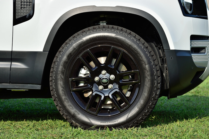 新型ディフェンダーは、従来のラダーフレーム構造から軽量アルミニウムのモノコック構造に変更。全く新しいアーキテクチャー「D7x」により、従来比3倍のねじり剛性を確保するとともに、軽量化も実現。“ランドローバー史上最も頑丈なボディ構造”とのこと