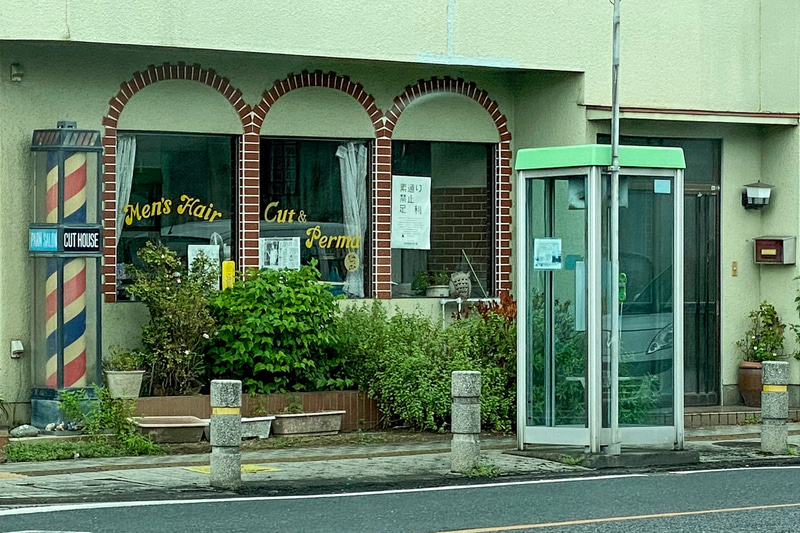 歌詞に登場する床屋さんと公衆電話がこちら。グリーンの電話ボックスは、昭和生まれにとっては青春時代を思い出させてくれますよね。足利生まれ・足利育ちの叔父によれば、床屋さんの店主はもうそろそろ引退したいのですが、今も森高さんのファンの方などが訪ねてきてくれるので、なかなかやめられないんだそう。ぜひずっとお元気で続けて欲しいなと思います