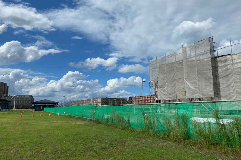 足利の新名所とも言えるのが、足利赤十字病院のお隣りにできた、「足利スクランブルシティスタジオ」。これは2019年に映画などの撮影のため、渋谷のスクランブル交差点を忠実に再現したオープンセットが建設されて、撮影終了後に解体予定だったところ、存続して欲しいとの声が多く、今後も活用することになったのだそう。この日は外からしか見えませんでしたが、実車を走らせることができるスクランブル交差点のセットはなかなか希少とのことで、これからどんな映像に使われるのか、楽しみですよね