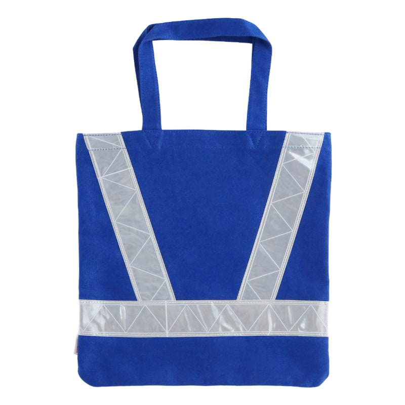 クルマのヘッドライトが当たると光る“反射材”をあしらった