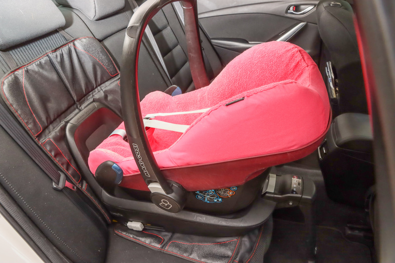 新生児からつかっていたマキシコシ「ペブル」。ベビーシートごと脱着できて、部屋や出先でバウンサー代わりにもなります