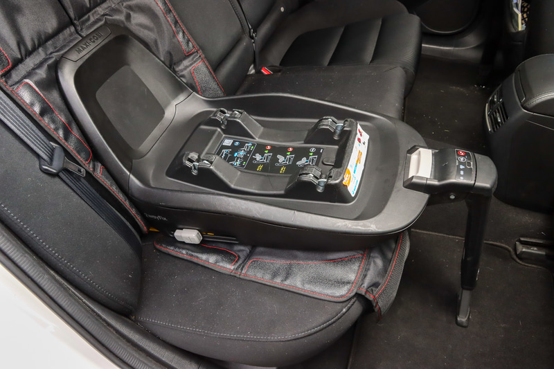 車載用ベースメントがあればベビーシートをワンタッチで脱着できます