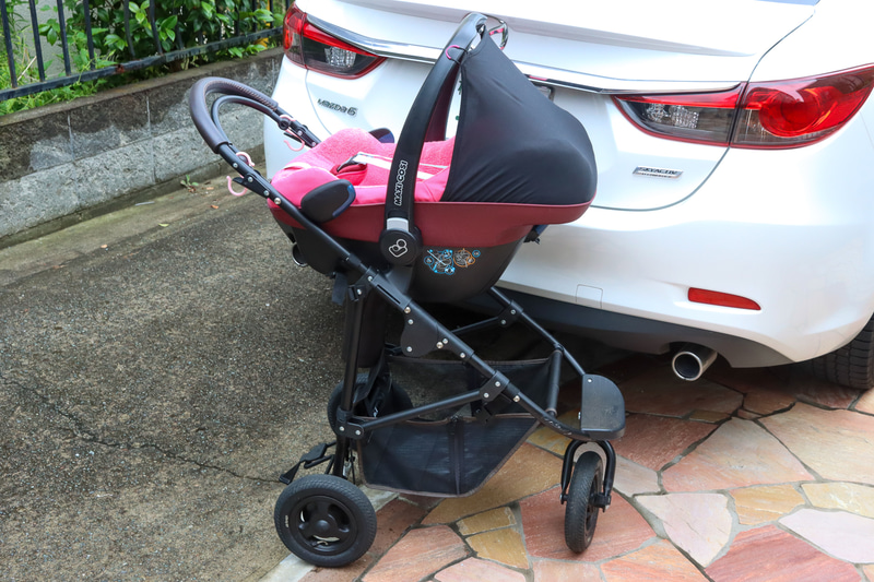 さらにベビーカーと合体させてベビーカーにもなる「ベビートラベルシステム」という考え方で作られています