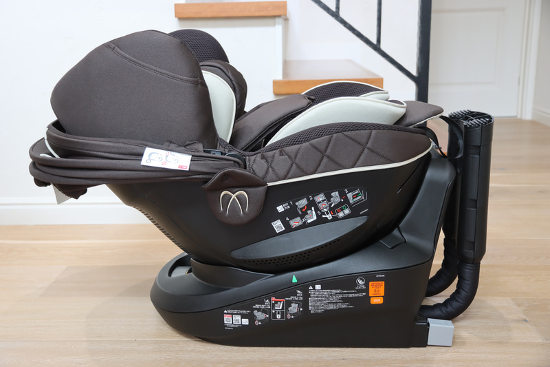 レバー1つでクルッと360度回転して、新生児は後ろ向き、大きくなったら前向き乗車が可能