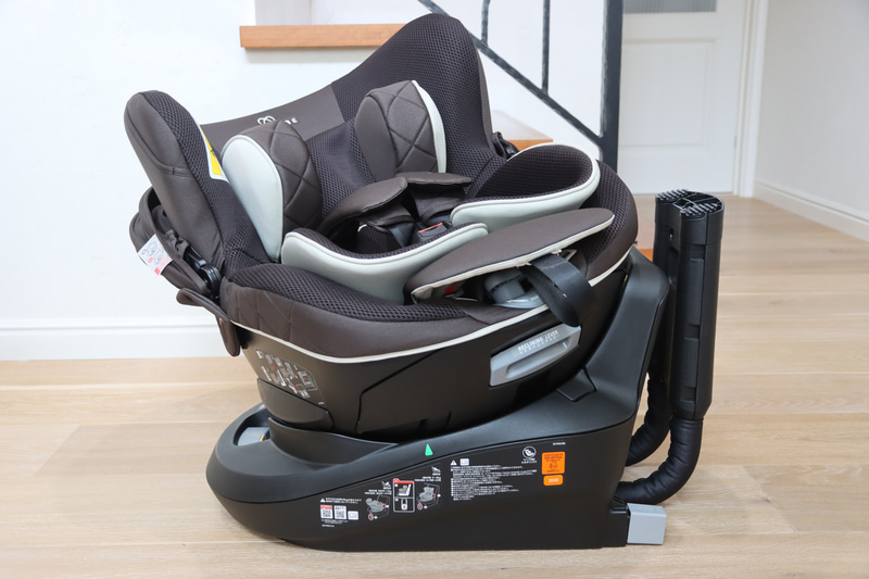 レバー1つでクルッと360度回転して、新生児は後ろ向き、大きくなったら前向き乗車が可能