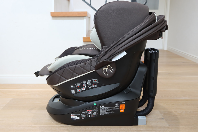 レバー1つでクルッと360度回転して、新生児は後ろ向き、大きくなったら前向き乗車が可能