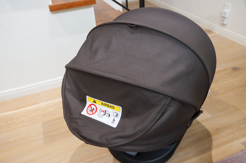 メッシュの窓が1箇所設けられています