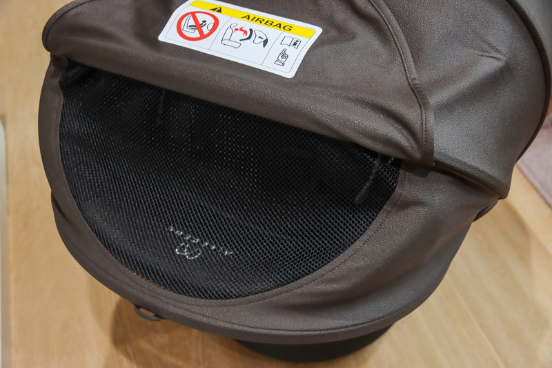 メッシュの窓が1箇所設けられています