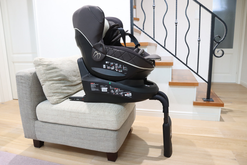 分かりやすくするため室内で装着状態をイメージ。ISO-FIX対応なので、ベースの後方に伸びる2つのコネクターとフロアに付くサポートレッグで固定されます。シートベルト固定のような曖昧さがないので安心できます