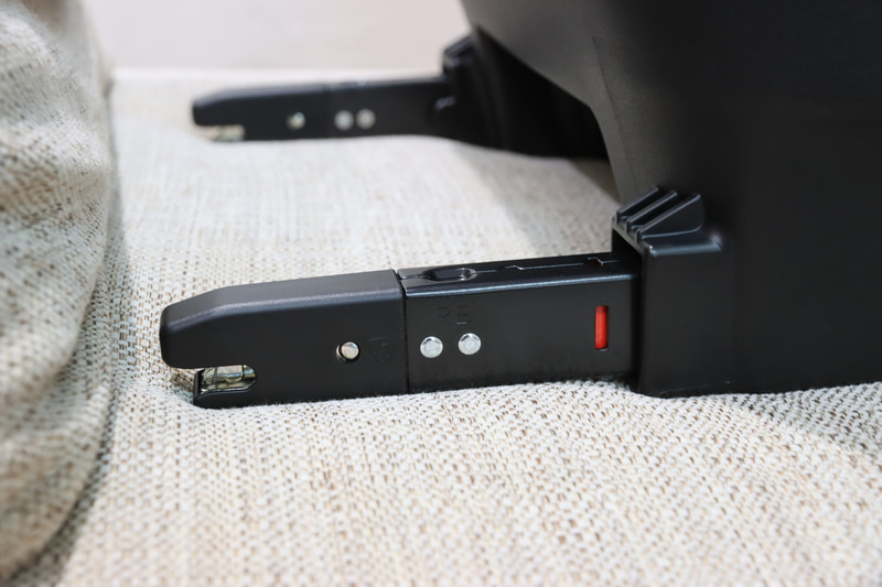 コネクター部。車両側の金具に正しくロックされると赤いインジケーターが緑に変わります