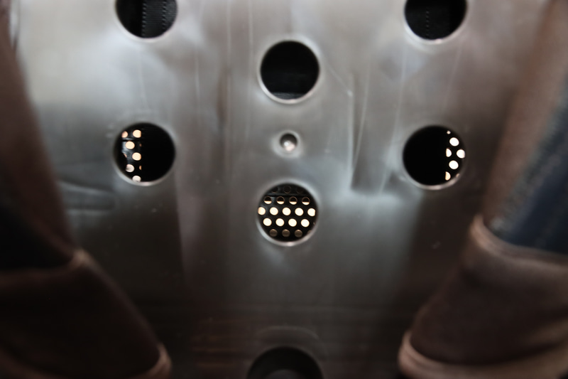 背中側のカバーを外したところ。のぞくとエアホールになっていて熱が抜けやすくなっているのが分かります