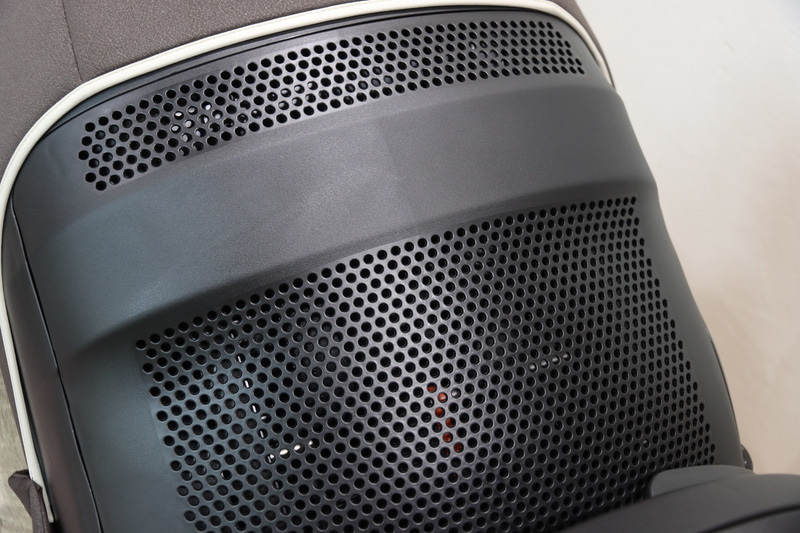 じつに1695個のエアホールで熱やムレが抜けやすい