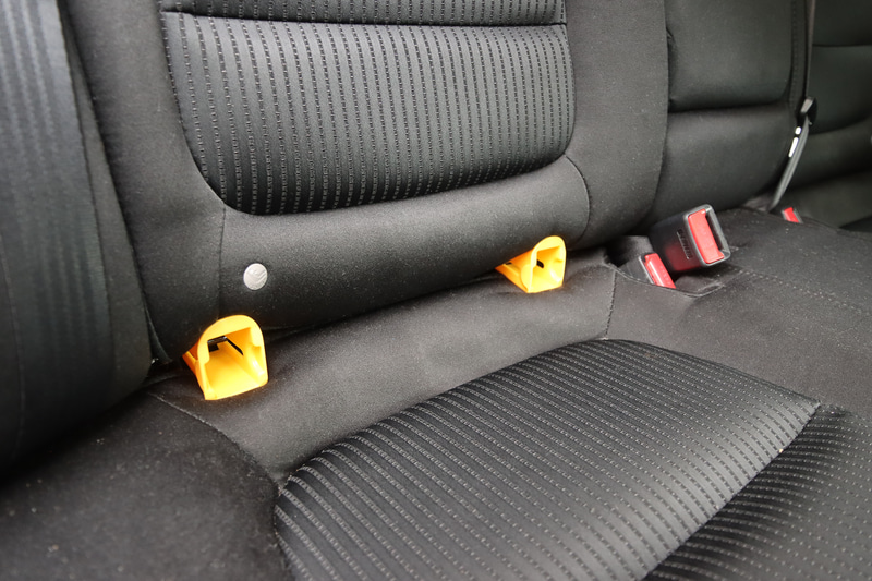 フィックスガイドをISOFIX取り付け金具に差し込む