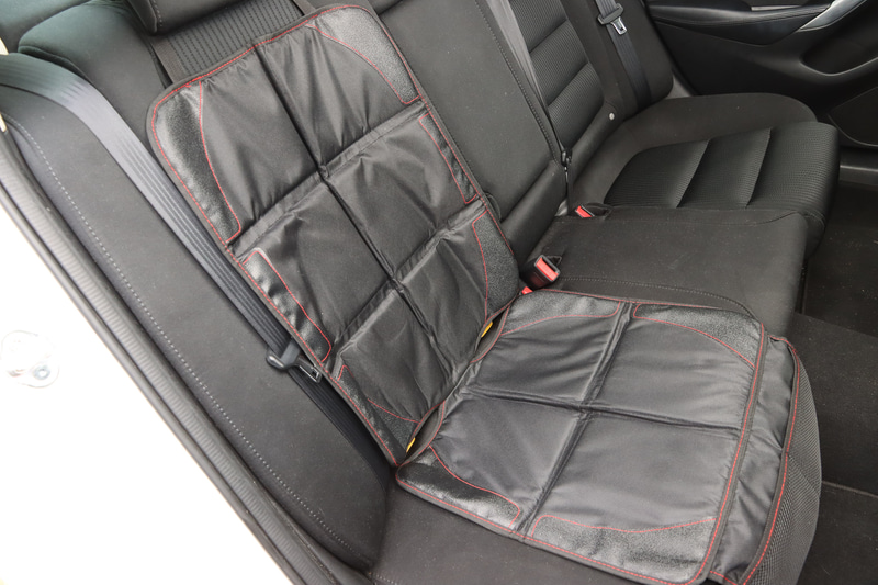 念のためチャイルドシートでシートに傷が付くのを防ぐという市販のカバーをつけています