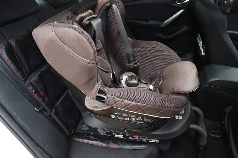 チャイルドシートを運び入れます。これが一番大変