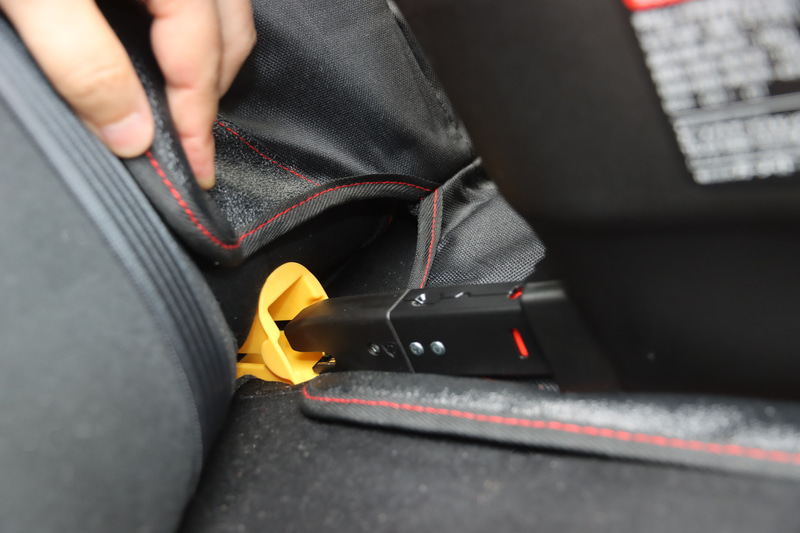 フィックスガイドに差し込む形で左右のコネクターを押し込み、インジケーターが緑になればロック完了