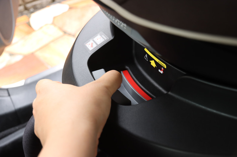 コネクターレバーを引きながら本体を背もたれに押しつけてロックします