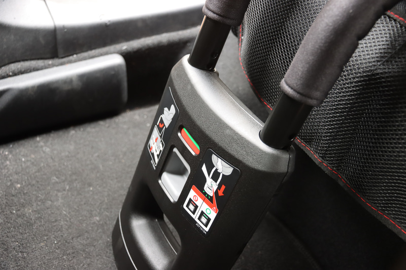 サポートレッグをフロアと突っ張るまで伸ばす