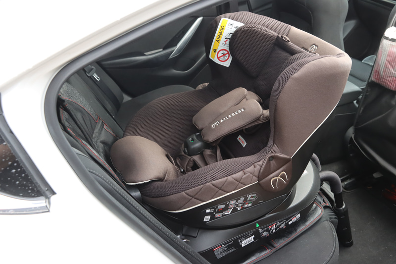 後ろ向きの装着状態。前席のリクライニング状態によりますが、筆者のポジションだとシートを後ろに下げても干渉しませんでした