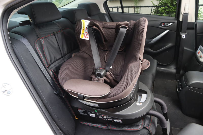 乗せ降ろし用の横向き状態。ただし走行時は前向きか後ろ向きでの使用になります