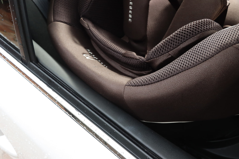 向きによっては背もたれがドアに接触。ただし柔らかい素材なので引っかかって回らないということはないです