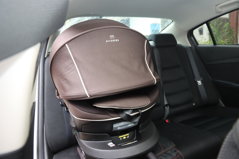 大きなサンシェードですが室内高の低いセダンでも干渉しませんでした