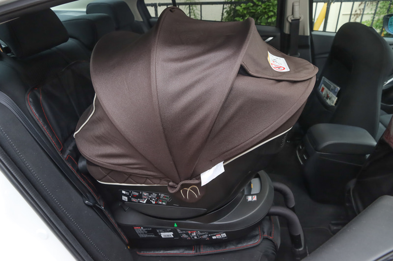 後ろ向きでサンシェードを閉めた状態。これなら日中でも暗くして寝られそうです