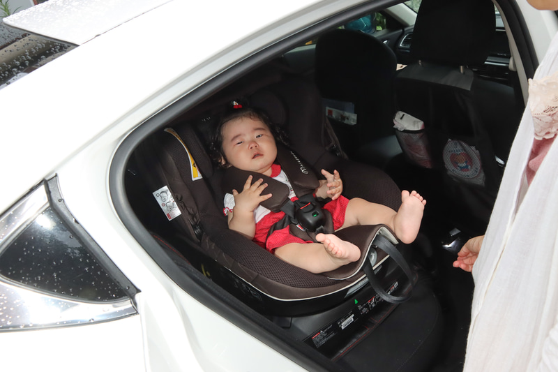 シートベルトの長さは足下のベルトを引っ張ることで調整できます