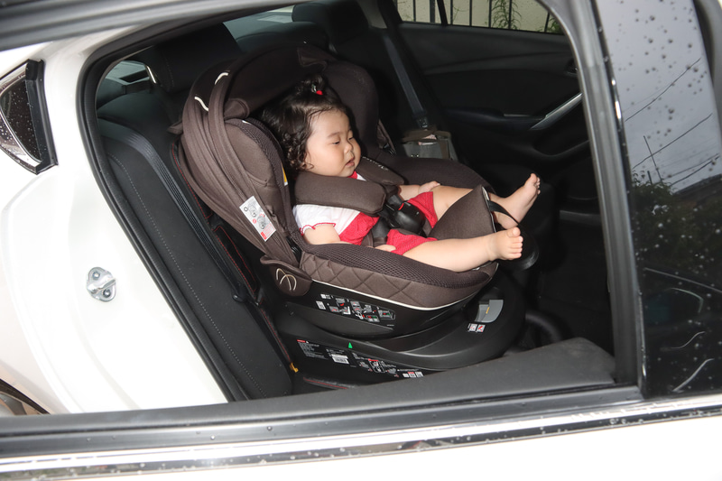 前向きの乗車状態。隣に乗るママの顔が見えなくなるので、今のところ後ろ向きのほうが好きなようです